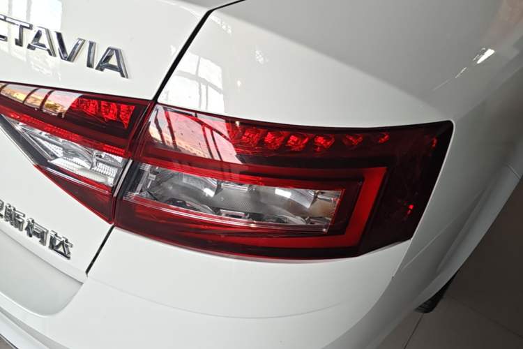 Used Skoda Octavia 2019 TSI280 DSG Luxury Edition Right Rear Taillight