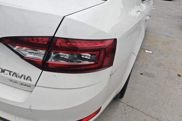 Used Skoda Octavia 2019 TSI280 DSG SmartDrive Luxury Edition China VI Right Rear Taillight