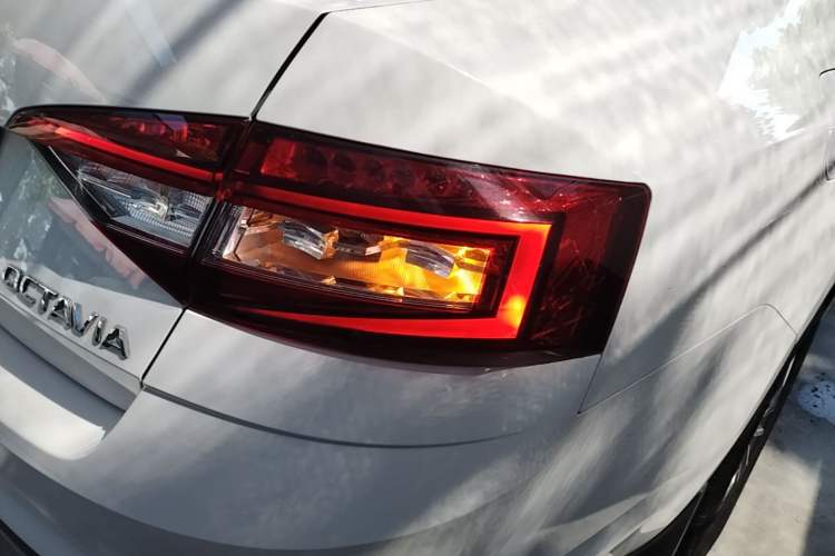 Used Skoda Octavia 2019 1.5L Automatic SmartDrive Comfort Edition China VI Standard Right Rear Taillight