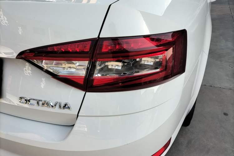Used Skoda Octavia 2019 1.5L Automatic SmartDrive Comfort Edition China VI Standard Right Rear Taillight