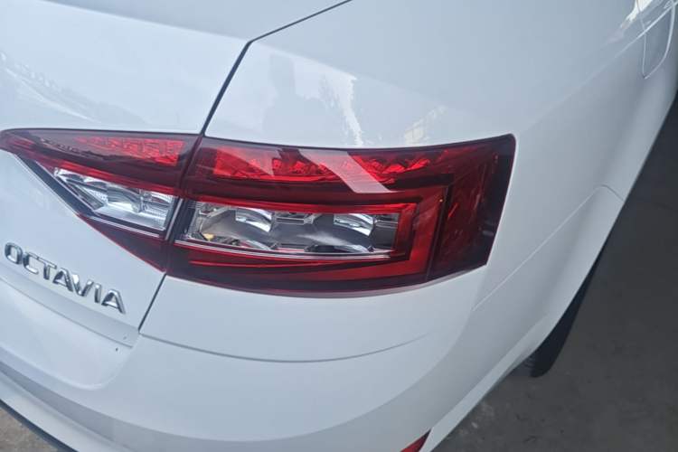 Used Skoda Octavia 2019 1.5L Automatic Smart Drive Luxury Edition China V Standard Right Rear Taillight