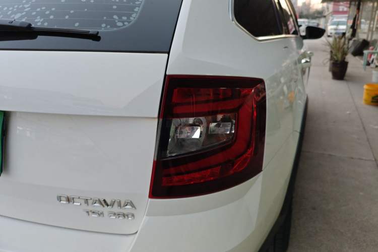 Used Skoda Octavia 2019 TSI280 DSG Luxury Edition Station Wagon China VI Standard Right Rear Taillight