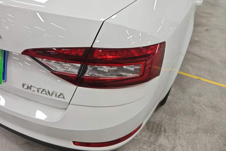 Used Skoda Octavia 2019 1.5L Automatic SmartDrive Comfort Edition China VI Standard Right Rear Taillight