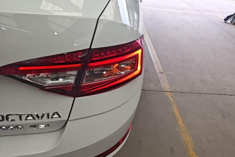 Used Skoda Octavia 2019 1.5L Automatic Smart Drive Luxury Edition China VI Standard Right Rear Taillight
