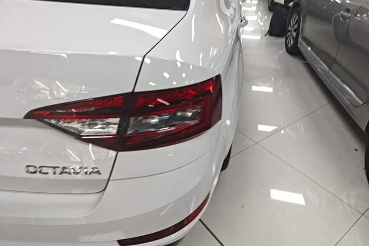 Used Skoda Octavia 2019 1.5L Automatic Smart Drive Luxury Edition China VI Standard Right Rear Taillight