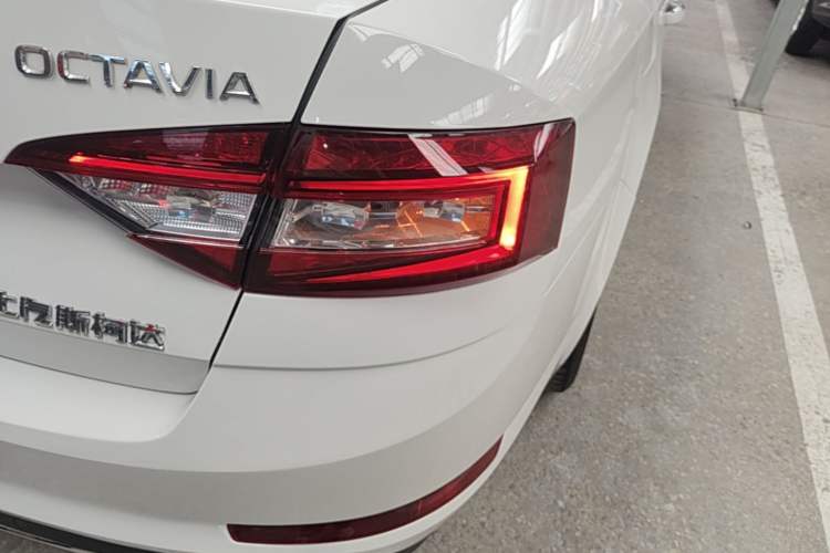 Used Skoda Octavia 2019 1.5L Automatic Luxury Edition Right Rear Taillight