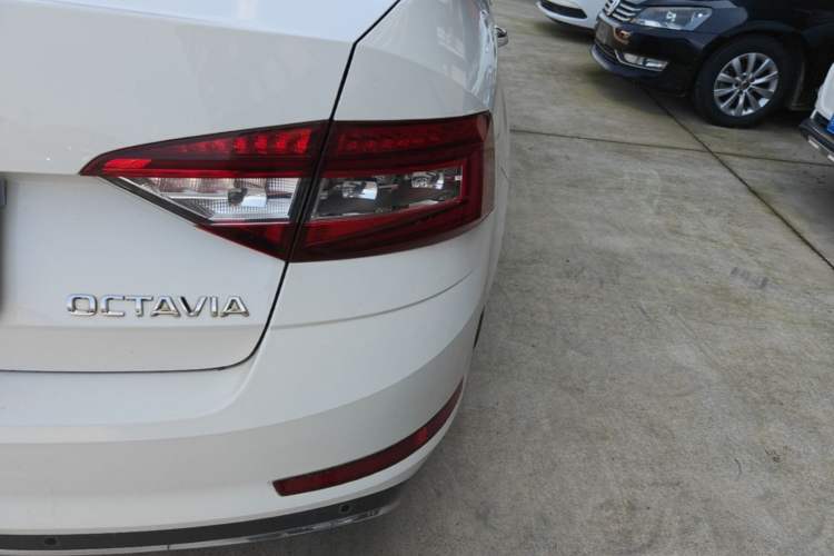 Used Skoda Octavia 2019 1.5L Automatic SmartDrive Comfort Edition China V Standard Right Rear Taillight