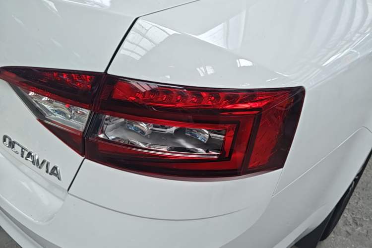 Used Skoda Octavia 2019 1.5L Automatic Smart Drive Luxury Edition China VI Standard Right Rear Taillight