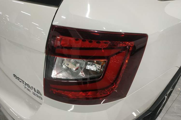 Used Skoda Octavia 2019 TSI280 DSG Luxury Edition Station Wagon China VI Standard Right Rear Taillight