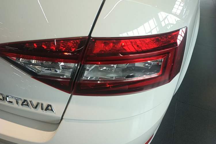 Used Skoda Octavia 2019 1.5L Automatic Smart Drive Luxury Edition China VI Standard Right Rear Taillight