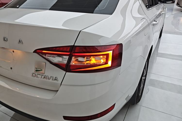 Used Skoda Octavia 2019 TSI230 DSG Smart & Comfort Edition China VI Standard Right Rear Taillight