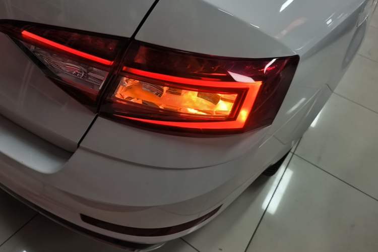 Used Skoda Octavia 2019 TSI280 DSG SmartDrive Luxury Edition China VI Right Rear Taillight