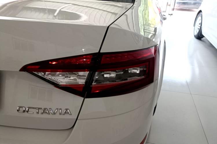 Used Skoda Octavia 2019 1.5L Automatic SmartDrive Comfort Edition China VI Standard Right Rear Taillight