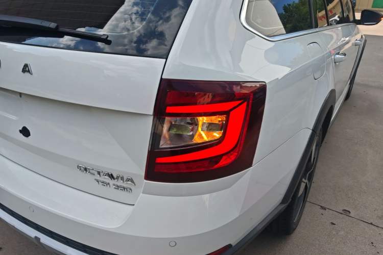 Used Skoda Octavia 2019 TSI280 DSG Luxury Edition Station Wagon China VI Standard Right Rear Taillight