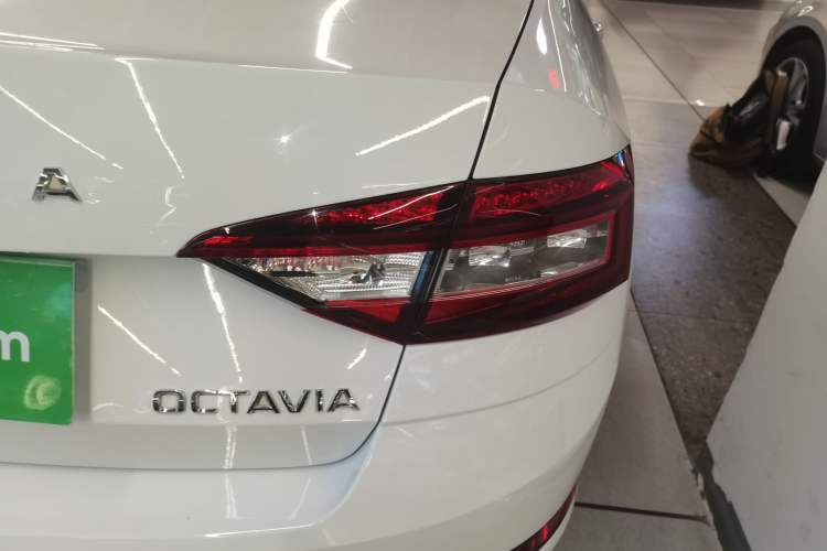 Used Skoda Octavia 2019 1.5L Automatic Smart Drive Luxury Edition China VI Standard Right Rear Taillight