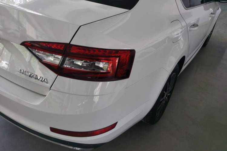 Used Skoda Octavia 2019 1.5L Automatic Smart Drive Luxury Edition China VI Standard Right Rear Taillight