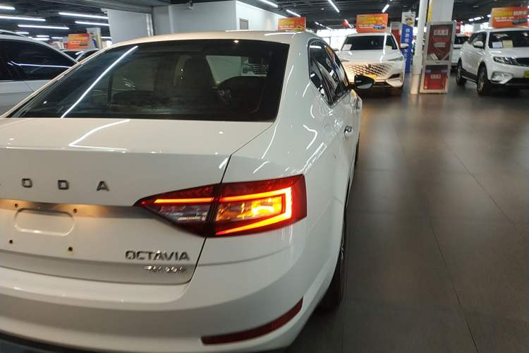 Used Skoda Octavia 2019 TSI230 DSG SmartDrive Luxury Edition China VI Right Rear Taillight