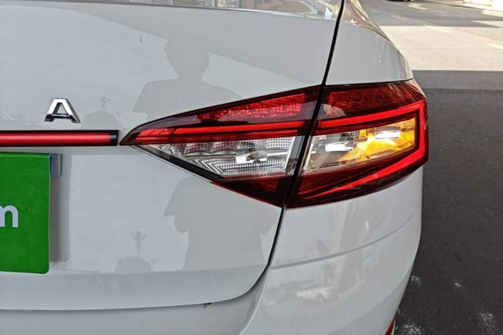 Used Skoda Octavia 2019 1.5L Automatic Smart Drive Luxury Edition China VI Standard Right Rear Taillight