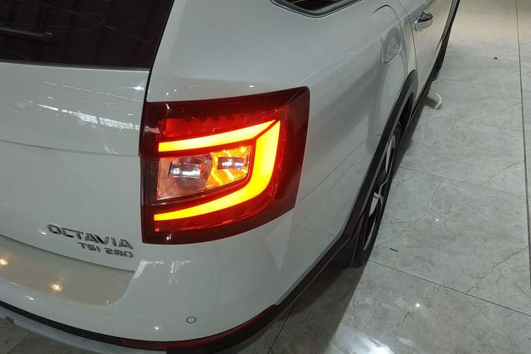 Used Skoda Octavia 2019 TSI280 DSG Luxury Edition Station Wagon China VI Standard Right Rear Taillight