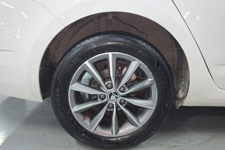 Used Skoda Octavia 2019 TSI230 DSG Smart & Comfort Edition China VI Standard Right Rear Wheel Hub