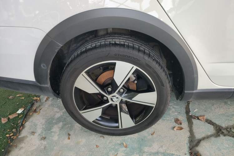 Used Skoda Octavia 2019 TSI280 DSG Flagship Wagon China VI Standard Right Rear Wheel Hub
