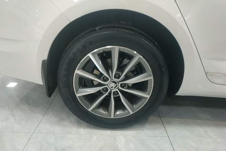Used Skoda Octavia 2019 1.5L Automatic Comfort Edition Right Rear Wheel Hub