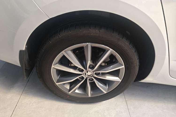 Used Skoda Octavia 2019 1.5L Automatic Comfort Edition Right Rear Wheel Hub