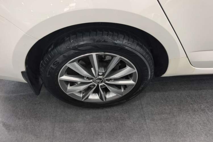 Used Skoda Octavia 2019 TSI230 DSG Smart & Comfort Edition China VI Standard Right Rear Wheel Hub