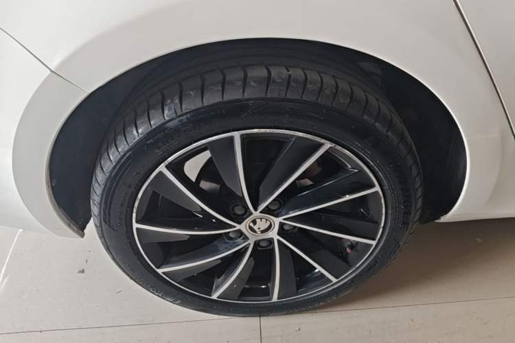 Used Skoda Octavia 2019 TSI280 DSG Luxury Edition Right Rear Wheel Hub