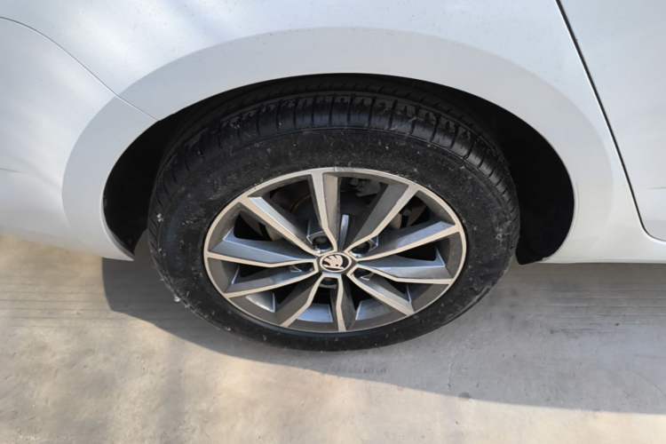 Used Skoda Octavia 2019 1.5L Automatic Comfort Edition Right Rear Wheel Hub