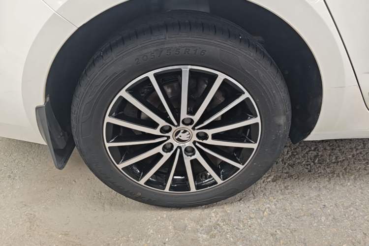 Used Skoda Octavia 2019 1.5L Automatic Smart Drive Luxury Edition China VI Standard Right Rear Wheel Hub