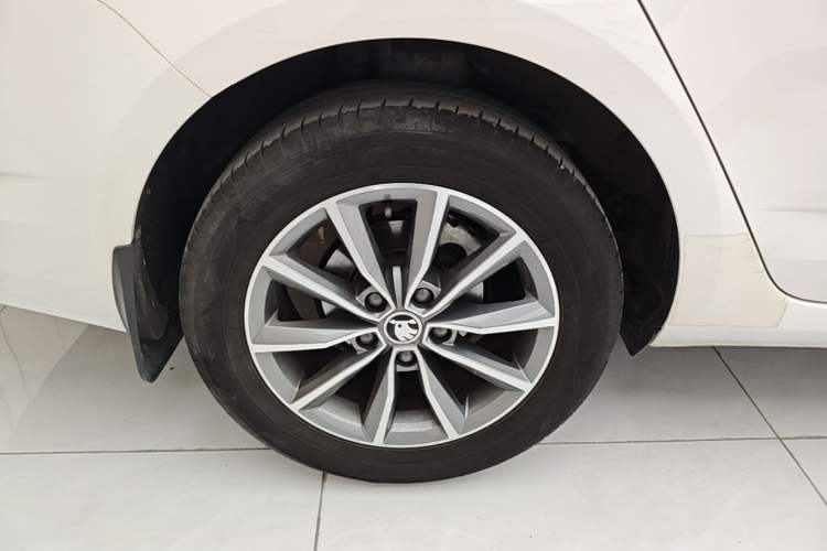 Used Skoda Octavia 2019 TSI230 DSG Smart & Comfort Edition China VI Standard Right Rear Wheel Hub