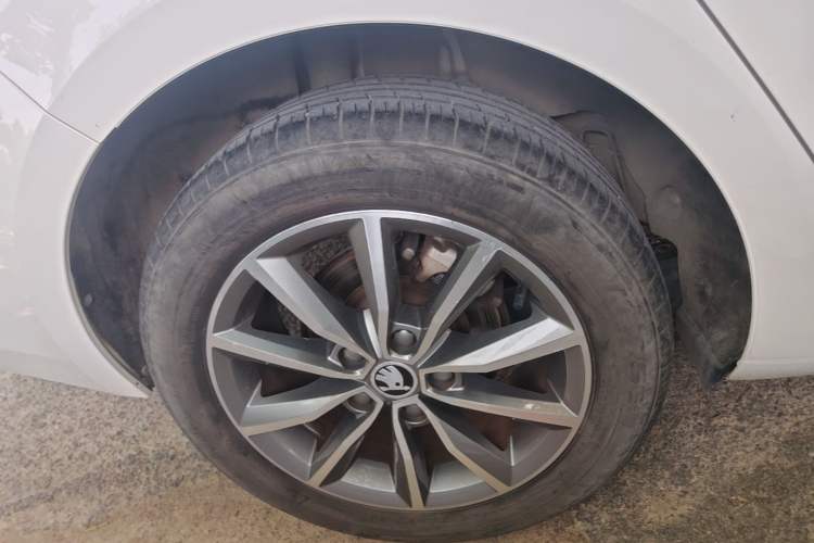 Used Skoda Octavia 2019 1.5L Automatic Comfort Edition Right Rear Wheel Hub