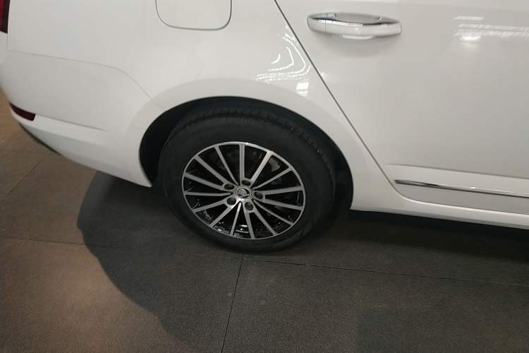 Used Skoda Octavia 2019 TSI230 DSG SmartDrive Luxury Edition China VI Right Rear Wheel Hub