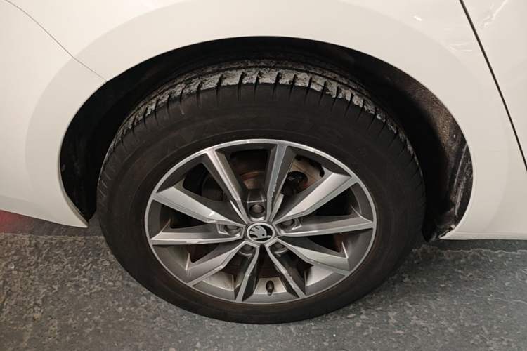 Used Skoda Octavia 2019 1.5L Automatic Comfort Edition Right Rear Wheel Hub