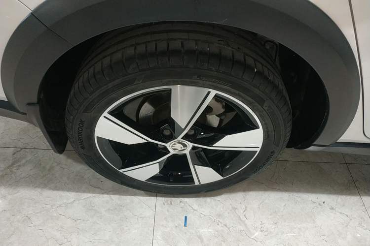 Used Skoda Octavia 2019 TSI280 DSG Luxury Edition Station Wagon China VI Standard Right Rear Wheel Hub