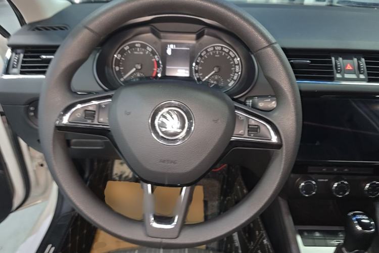 Used Skoda Octavia 2019 TSI230 DSG Smart & Comfort Edition China VI Standard Steering Wheel