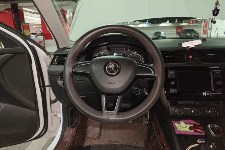 Used Skoda Octavia 2019 1.5L Manual Standard Edition China VI Steering Wheel