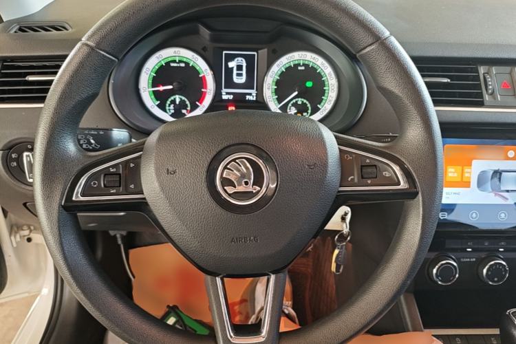 Used Skoda Octavia 2019 1.5L Automatic Smart Drive Luxury Edition China VI Standard Steering Wheel