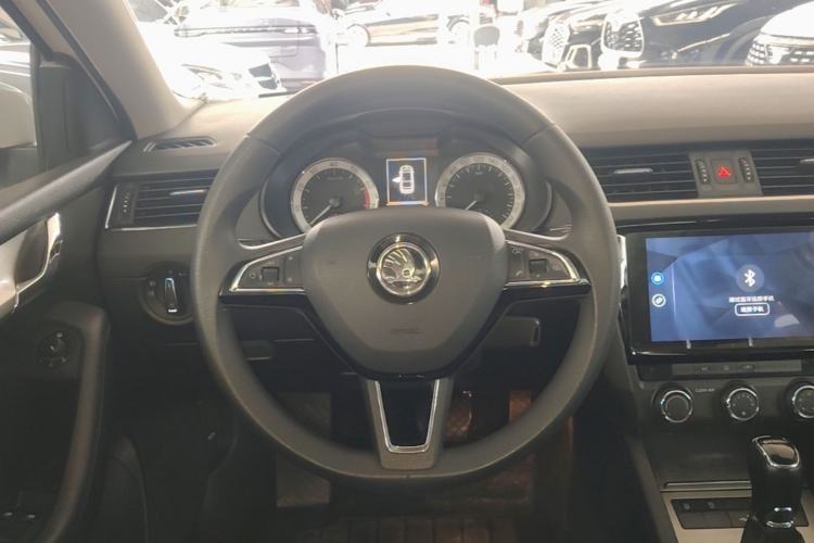 Used Skoda Octavia 2019 1.5L Automatic Smart Drive Luxury Edition China VI Standard Steering Wheel
