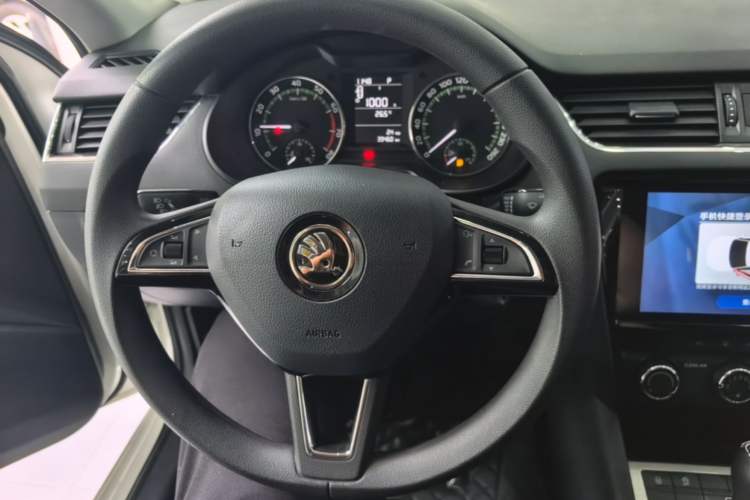 Used Skoda Octavia 2019 TSI230 DSG Smart & Comfort Edition China VI Standard Steering Wheel