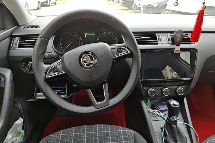 Used Skoda Octavia 2019 Station Wagon TSI230 DSG Comfort Edition China VI Standard Steering Wheel