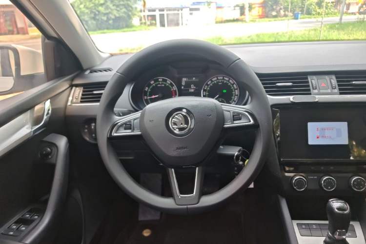 Used Skoda Octavia 2019 1.5L Automatic SmartDrive Comfort Edition China VI Standard Steering Wheel