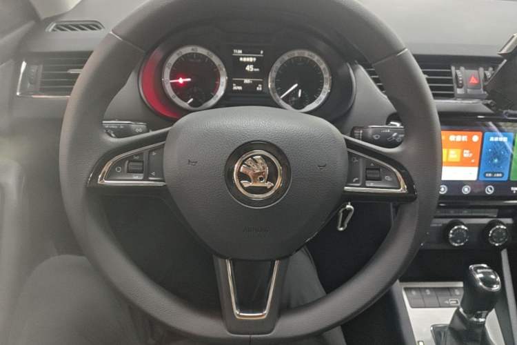 Used Skoda Octavia 2019 1.5L Automatic Smart Drive Luxury Edition China VI Standard Steering Wheel