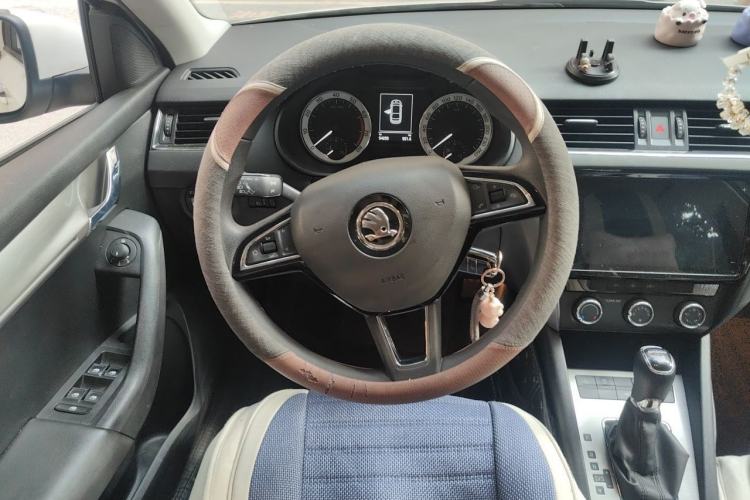 Used Skoda Octavia 2019 1.5L Automatic Smart Drive Luxury Edition China VI Standard Steering Wheel