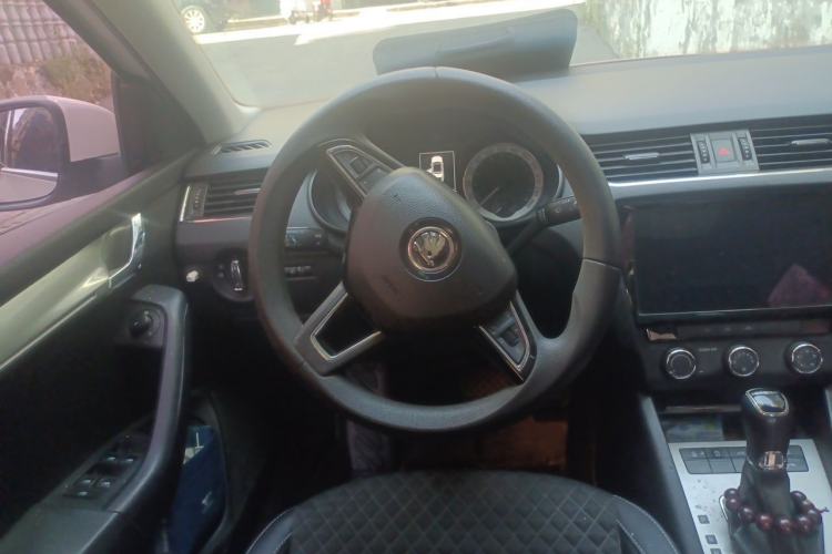 Used Skoda Octavia 2019 1.5L Automatic Smart Drive Luxury Edition China VI Standard Steering Wheel