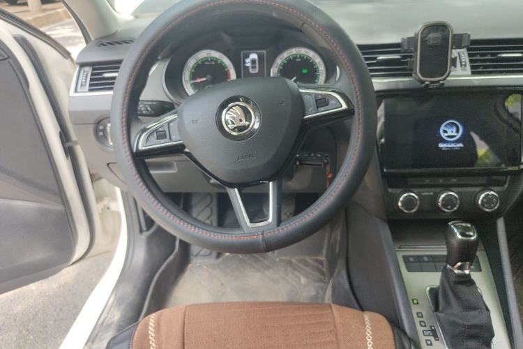 Used Skoda Octavia 2019 1.5L Automatic Smart Drive Luxury Edition China VI Standard Steering Wheel