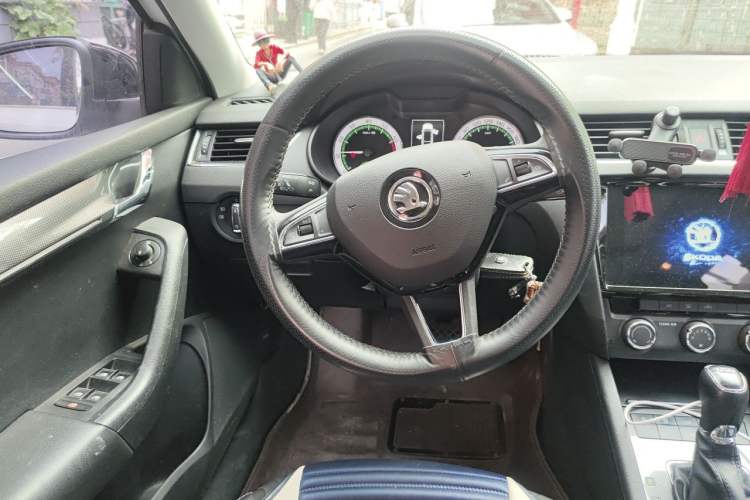 Used Skoda Octavia 2019 TSI280 DSG Luxury Edition Station Wagon China VI Standard Steering Wheel