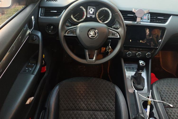 Used Skoda Octavia 2019 TSI280 DSG Luxury Edition Station Wagon China VI Standard Steering Wheel