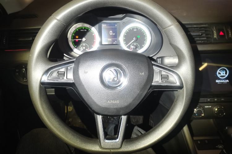 Used Skoda Octavia 2019 1.5L Automatic Smart Drive Luxury Edition China VI Standard Steering Wheel